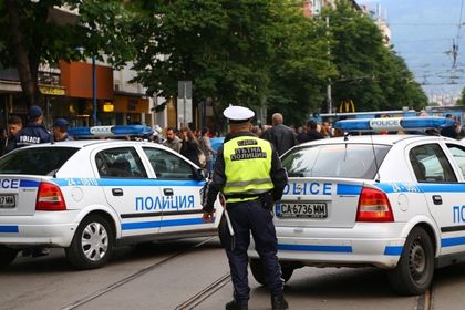 Крадци на желязо нападнаха полицаи с брадви в столичен квартал, чу се и стрелба!