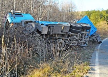 Камион със зърно се обърна в Боаза