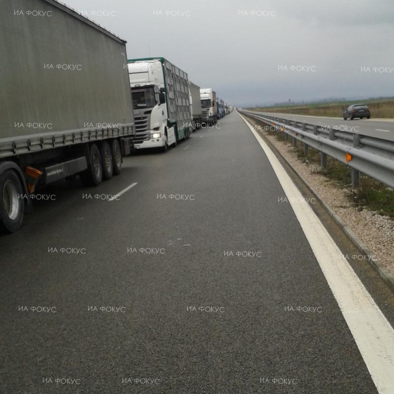 Видин: 7 километра е опашката от тежкотоварни автомобили на Граничен пункт „Дунав мост 2“ на изход от страната