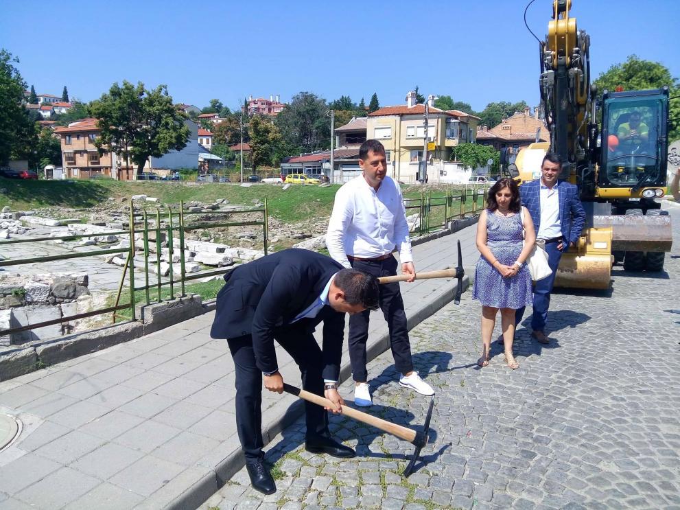 Стартира мащабната рехабилитация на част от центъра на Пловдив, направиха три първи копки за час