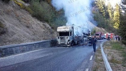 Пожар на пътя край Юндола: ТИР пламна в движение (СНИМКА)