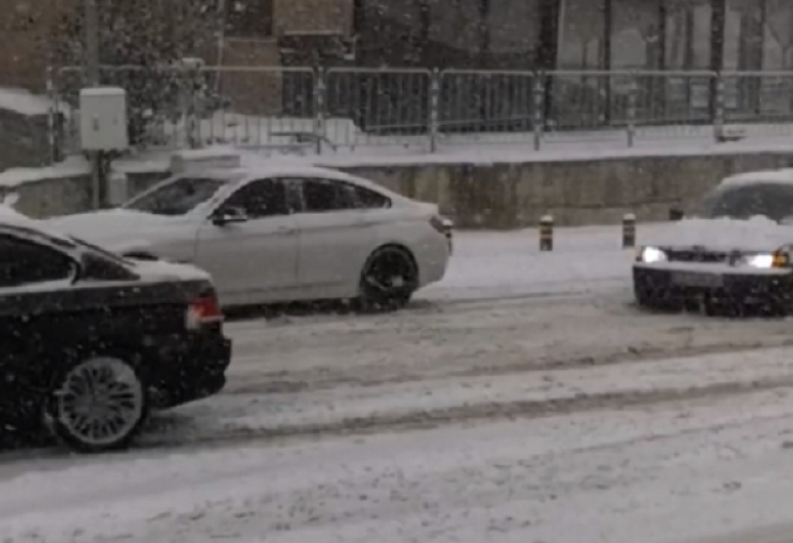 В снежна София е страшно! Коли закъсват на пътя, автобус на косъм от трагедия (ВИДЕО)