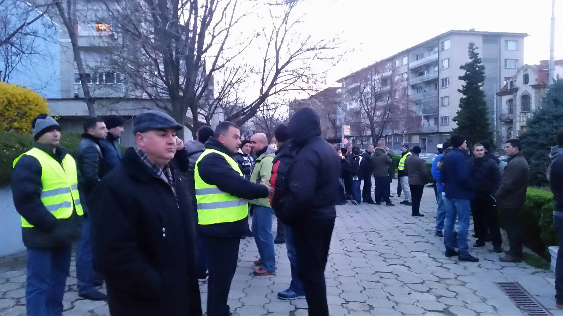 Петдесетина полицаи протестираха в Пловдив тази вечер (СНИМКИ)