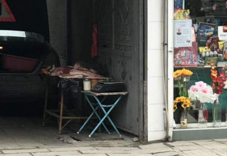 Пишман месари продават свинско на тротоари в Пловдив