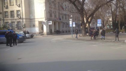ВИДЕО: Пловдивчани спят! 15 минути преди протеста пред EVN! Протестиращи - 10, полиция - доста, дойде и пожарна кола