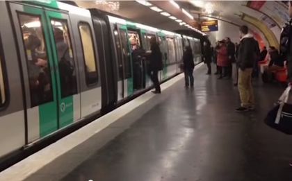 Жертвата на расистки скандал в парижкото метро ще отиде на мач