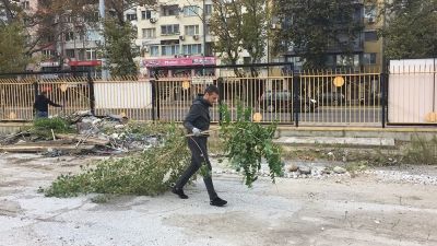 Фенове, треньори, капитан, юноши и бивши футболисти на Ботев запретнаха ръкави, за да почистят Колежа СНИМКИ
