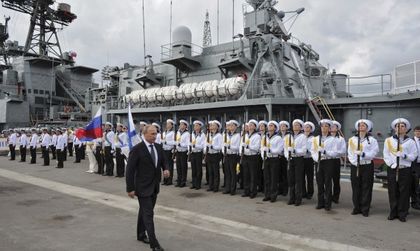 Екшън в морето: Украински кораб закъса, руски му помага