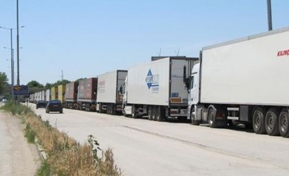 Километрична опашка от камиони на Капитан Андреево