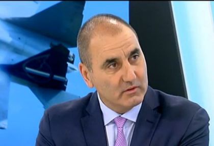 Цветанов: Виждам, че г-н Радев се справя добре с рафтинга, както може би е бил и добър пилот