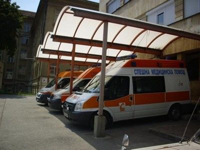 Дърво спаси работник, паднал от 4-тия етаж
