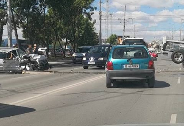 Шофьор без книжка предизвика зрелищно меле на оживен варненски булевард СНИМКА