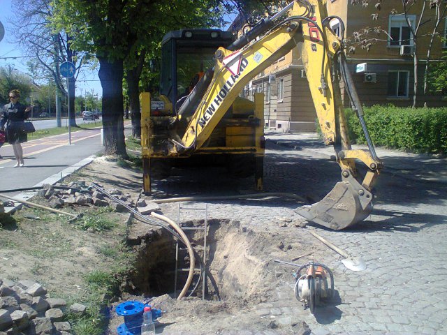СНИМКИ: Ето къде се счупи кранът, който остави без вода Алеята на любовта и гарата