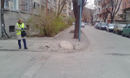 Шахта спъва минувачи на улица Хан Кардам