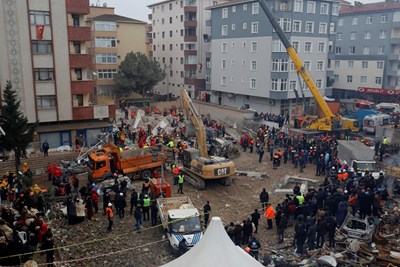 16 станаха жертвите на рухналата сграда в Истанбул