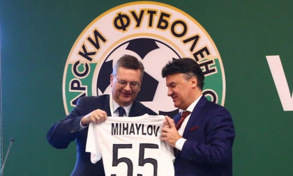 Огромен жест към Борислав Михайлов! УЕФА го призна и му връчи... (СНИМКИ)