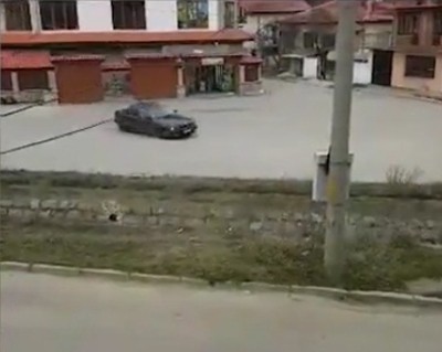 Бързи и яростни: Кола падна в канал в Самоков след опит за дрифт (ВИДЕО)