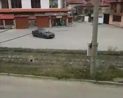 Бързи и яростни: Кола падна в канал в Самоков след опит за дрифт (ВИДЕО)