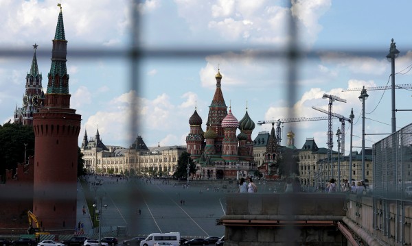 Русия гласува на избори... И показа колко куха е "Единна Русия"