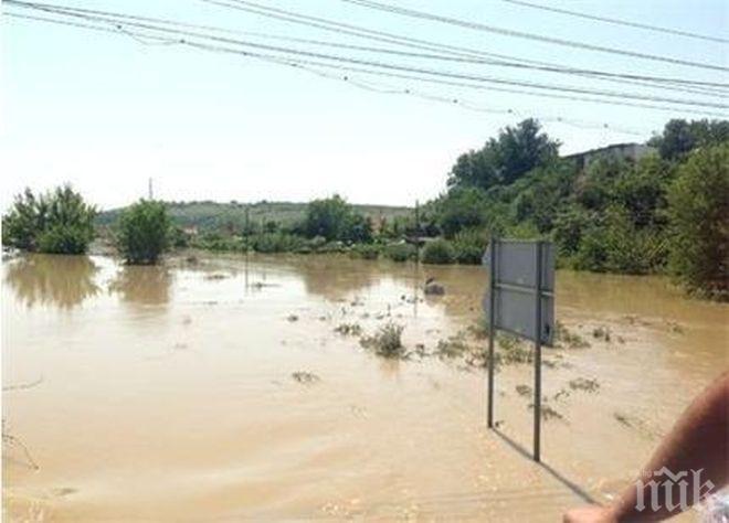 БЕДСТВИЕ: Наводнение в село Мрамор заради преляла река