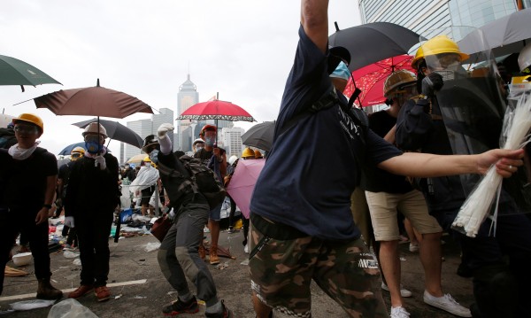 Протестиращи с чадъри срещу полицията в Хонконг
