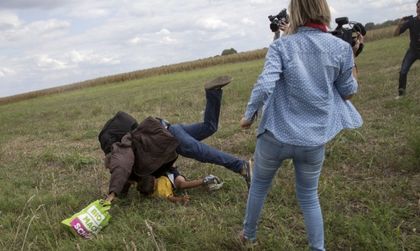 Съд в Унгария оправда журналистка, спъвала мигранти