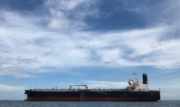 Иран в атака: Задържахме чуждестранен петролен танкер