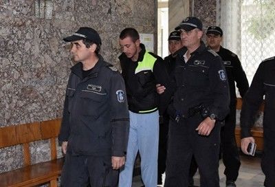 Убиецът на ученичка се обесил в затвора с връзките на обувките си