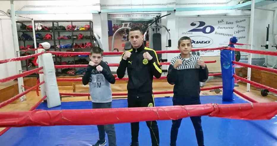 Трима боксьори на БК „Ивайло Маринов“ получиха парични премии (снимки)