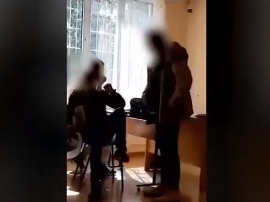 Учителката удря ученик с кошче за боклук по време на час в Пирдоп