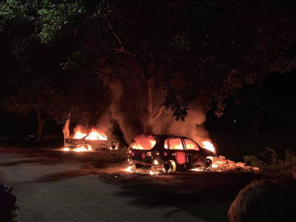 Пожар погълна двете коли на бивша общинарка в Козлодуй. Кой ѝ има зъб?