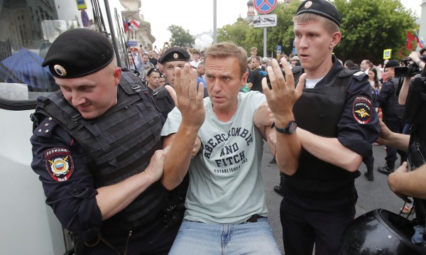 Навални: Пуснаха ме, дойде полицаят и каза: излизайте оттук