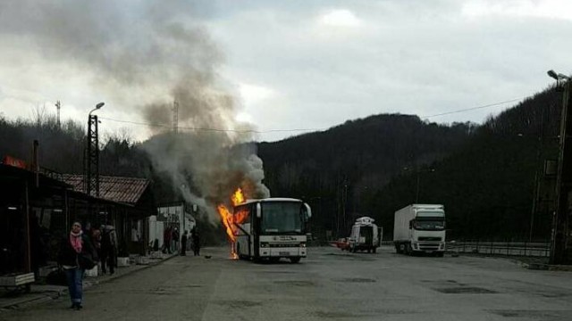 Автобус се запали в тунела "Траянови врата" СНИМКИ