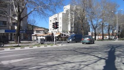 Млада шофьорка от Асеновград пострада, след като се блъсна в офис сграда