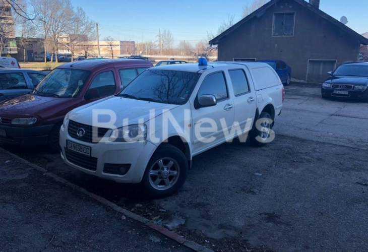 Спецакция във Враца! Полицаи блокираха цял блок, има и кола на отдел 