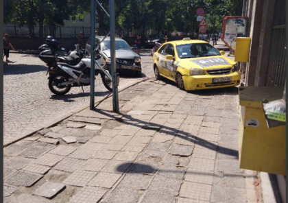 Отнесената от такси жена на тротоар в Кючука със счупен крак (СНИМКИ)