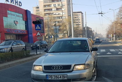 СНИМКИ: Шофьор тръгна в насрещното по булевард в Пловдив, чуди се защо не му правят път
