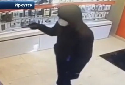 Най-жалкият крадец в света: Ще повярвате ли от какво се уплаши този маскиран и въоръжен престъпник? (ВИДЕО)