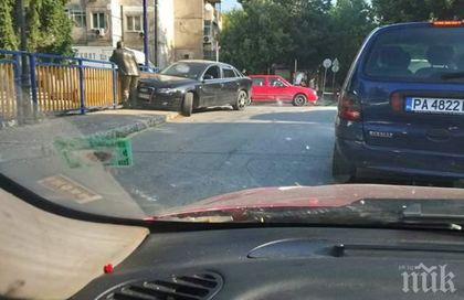 ЛУДА КАСКАДА! Ауди се заби в Нерон в Пазарджик