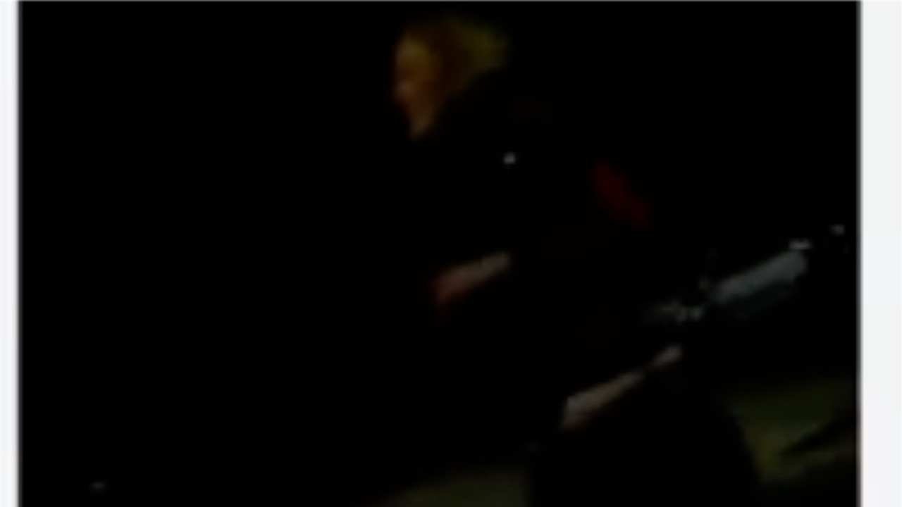 ВИДЕО 18+ Пияна блондика с разкопчани гащи шокира шофьори на Коматевско шосе в Пловдив