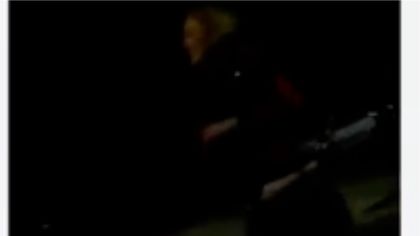 ВИДЕО 18+ Пияна блондика с разкопчани гащи шокира шофьори на Коматевско шосе в Пловдив
