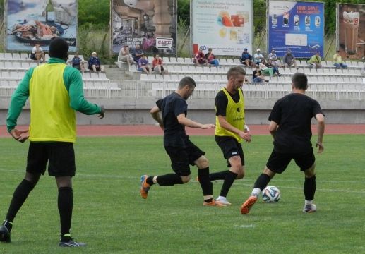 Бургхардт и Клок продължават да се готвят отделно