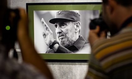 Папата се моли за Кастро, светът загубил герой и символ