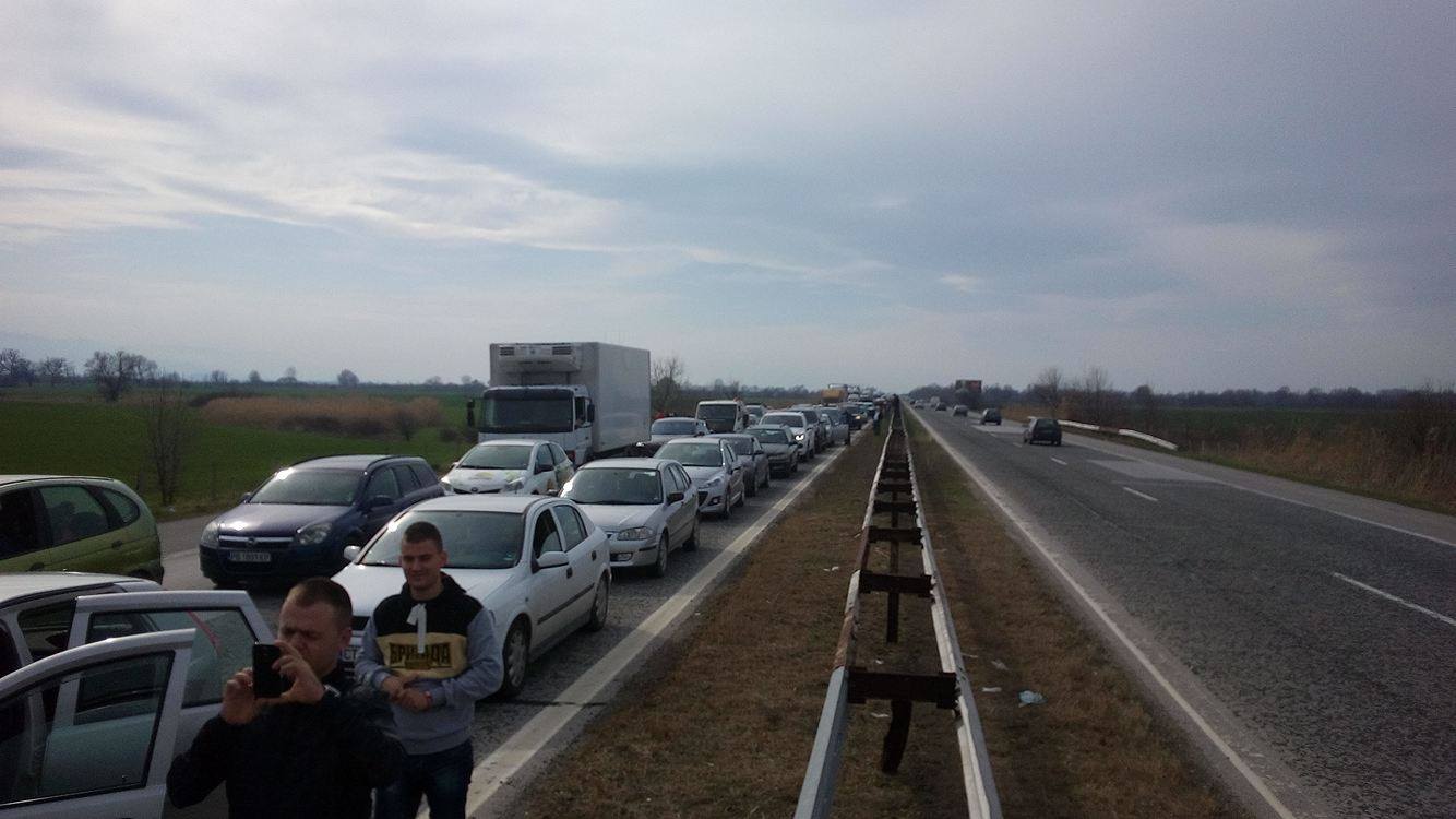 Огромна тапа на магистралата! Стотици блокирани в капан на пътя! (СНИМКИ)