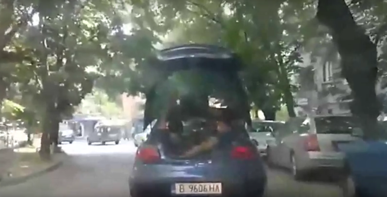 Роми се возят в багажник на кола, къде е КАТ? (ВИДЕО)
