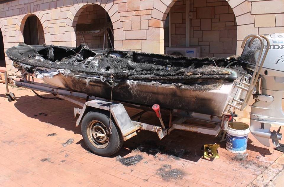 Необичайно: Лодка лумна в пламъци на улица във Видин. Двама мъже са обгорени