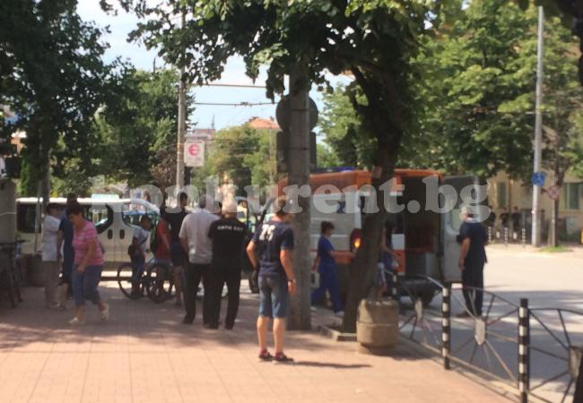 ОТ ПОСЛЕДНИТЕ МИНУТИ! Бус блъсна тийнейджър до училище във Враца (СНИМКИ)