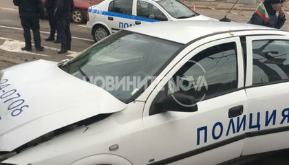 Осъждан бяга с кола, блъска полицейски патрул! Издирват го