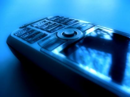 КЗК забрани на мобилните оператори да държат насила клиенти