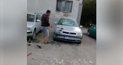 Мъж помля кърджалийски автомобил с брадва, псувайки като обезумял ВИДЕО 18+